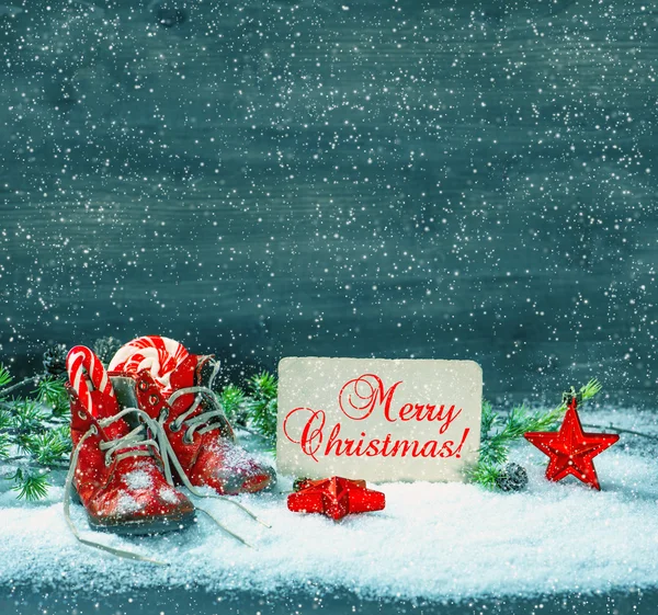 Kerstmis decoratie rode sterren en antieke baby schoenen — Stockfoto