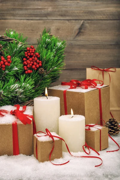 Ajándék dobozok és karácsony karácsonyi dekoráció égő gyertyák tr — Stock Fotó