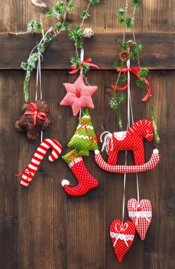 Rustik ahşap arka plan üzerinde Noel dekorasyon