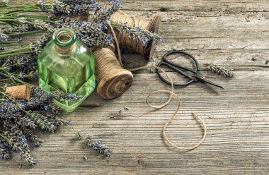 Lavanta yağı taze çiçekler, makas ve vintage dekorasyon