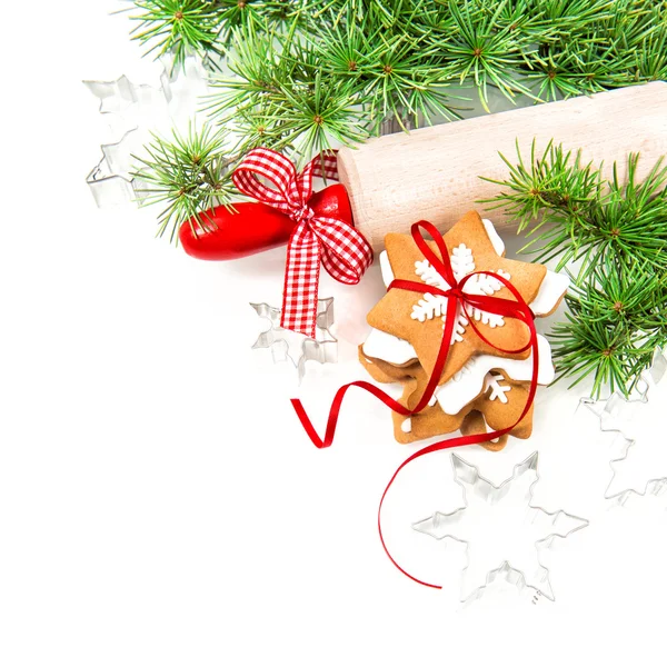 Galletas de jengibre con decoraciones rojas. Composición de Navidad — Foto de Stock