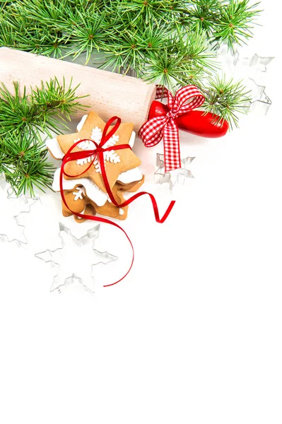 Galletas de jengibre con ramas de árbol de Navidad sobre blanco —  Fotos de Stock