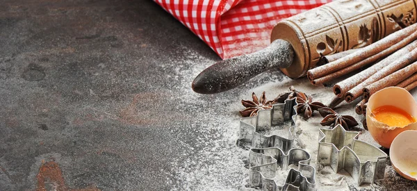 Kerst bakken ingrediënten en tolgelden voor deeg voorbereiding — Stockfoto