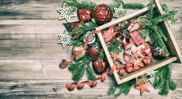 Decorazioni natalizie, giocattoli e ornamenti con albero di Natale — Foto Stock