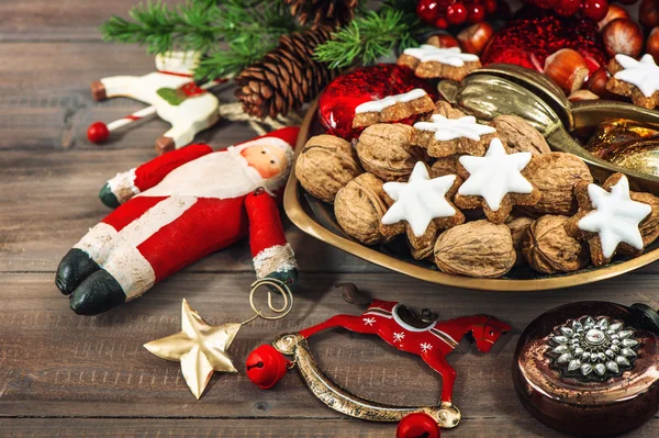 Christmas food. Star cookies and vintage decorations — Stok fotoğraf