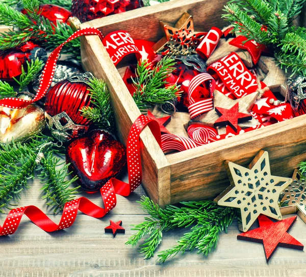 Decoraciones navideñas, juguetes y ornamentos. Estrellas rojas, adornos, r —  Fotos de Stock