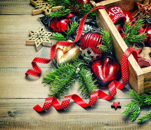 Рождественские украшения, красные звезды, безделушки, ленты винтажный стиль — стоковое фото