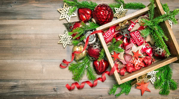 Рождественские украшения и красные украшения с рождественской елкой — стоковое фото