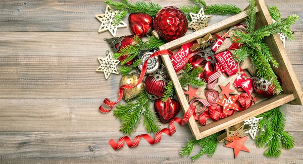 Decorações de Natal, brinquedos e ornamentos com árvore de Natal — Fotografia de Stock