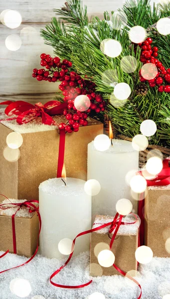 Décoration de Noël brûler des bougies et des cadeaux. Effets de lumière — Photo