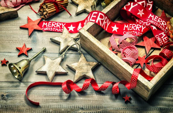 Weihnachtsdekoration und Schmuck vintage dunkel gefärbt — Stockfoto