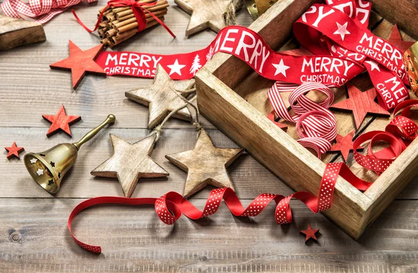 Weihnachtsdekoration und Ornamente auf Holzgrund — Stockfoto