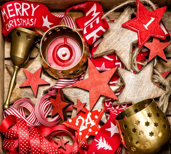 Decoração de Natal estrelas de madeira e velas douradas — Fotografia de Stock