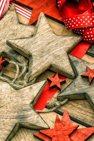 Adornos de Navidad estrellas de madera y cintas rojas —  Fotos de Stock