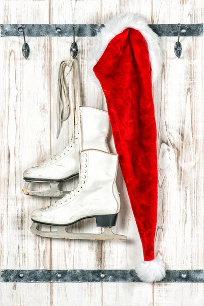 Vintage-Stil Weihnachtsdekoration. roter Weihnachtsmann-Hut — Stockfoto