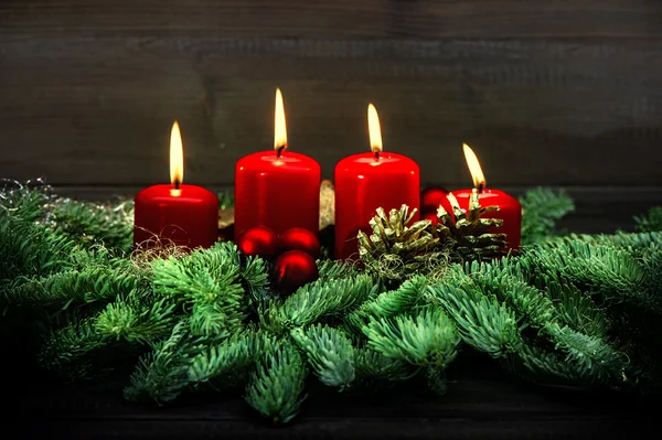 Adviento decoración. Cuatro velas rojas ardiendo. Estilo vintage — Foto de Stock