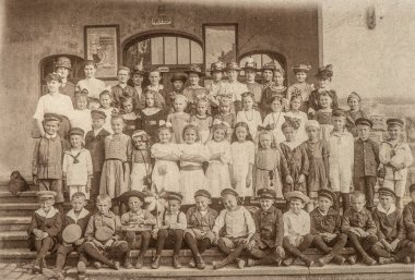 Okul sınıf antika portresi. Çocuklar ve öğretmenler
