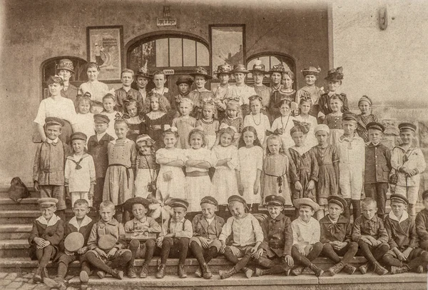 Retrato antigo de colegas de escola. Crianças e professores — Fotografia de Stock