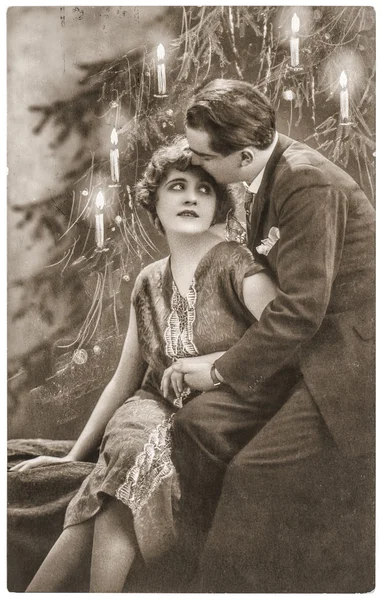 Pareja joven enamorada celebrada con árbol de navidad. Foto vintage — Foto de Stock