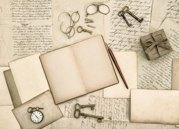 Escritura a mano vintage y papel de herramientas de oficina antiguas — Foto de Stock