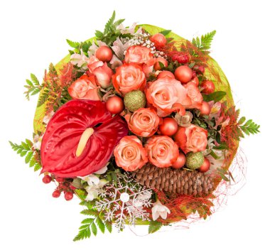 Noel dekorasyonu ve süs eşyaları ile kırmızı gül