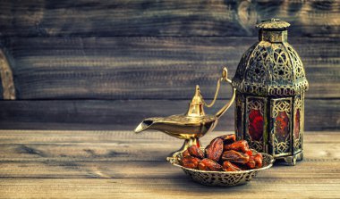 Ramazan lamba ve tarihleri ahşap arka plan üzerinde. Oryantal fener