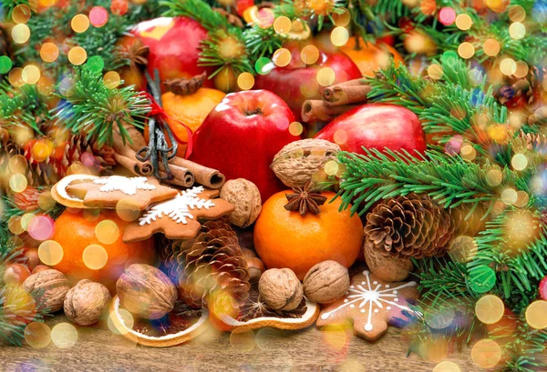 Fruits, biscuits de Noël et épices aux lumières merveilleuses — Photo
