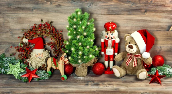 Weihnachtsdekoration mit antiken Spielzeugen — Stockfoto
