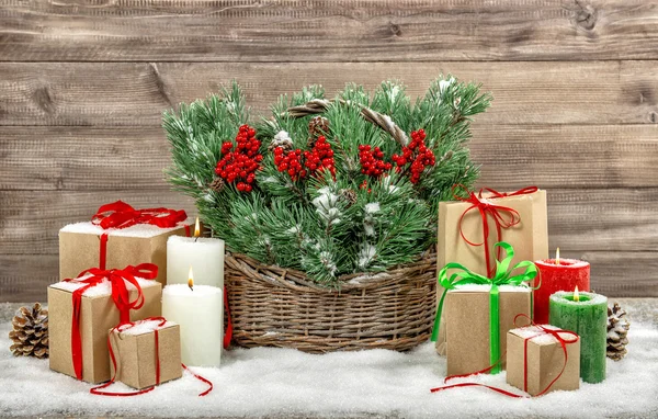 Рождественские украшения горящие свечи и подарочные коробки. Винтажный хлев — стоковое фото
