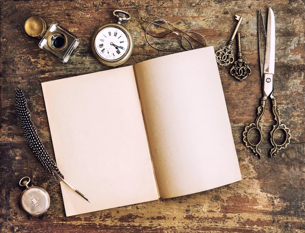 Otevřená kniha a starožitný psací nástroje — Stock fotografie