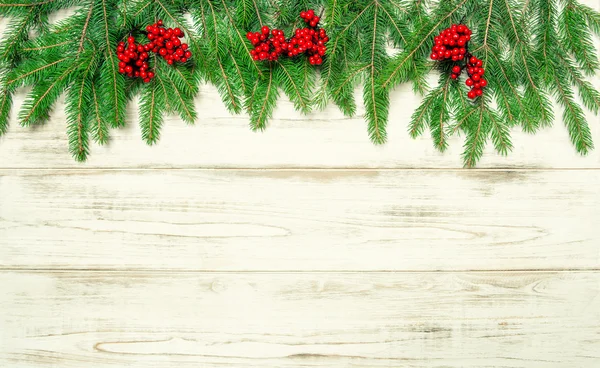 Ramas de árbol de Navidad con bayas rojas. Decoración de estilo vintage —  Fotos de Stock
