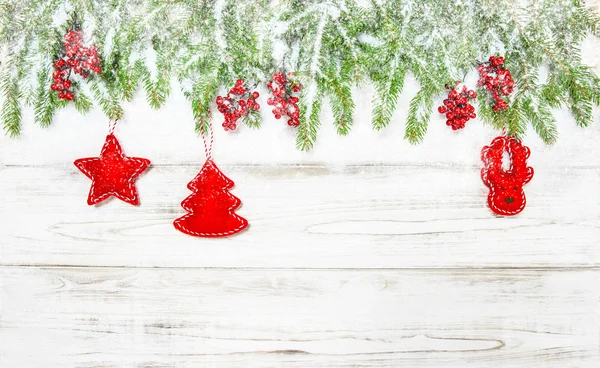 Weihnachtlicher Hintergrund. Fichtenzweige mit roter Dekoration — Stockfoto