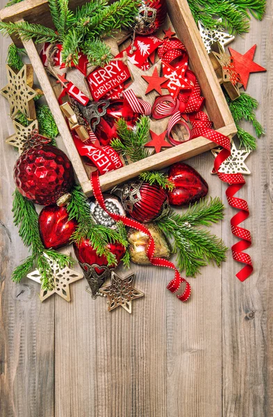 Kerstmis decoratie rode sterren, kerstballen, linten. Vintage ornam — Stockfoto