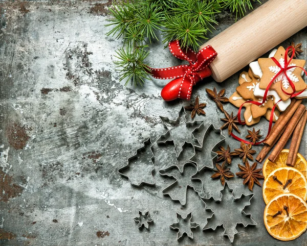 Cibo di Natale. Ingredienti da forno, mattarello e biscotti — Foto Stock