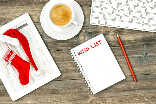 Tablet-PC, Tastatur und Kaffee. Arbeitszeitkonten im Home Office — Stockfoto