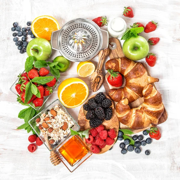 Croissants de café da manhã, muesli, bagas frescas, frutas. Foo saudável — Fotografia de Stock