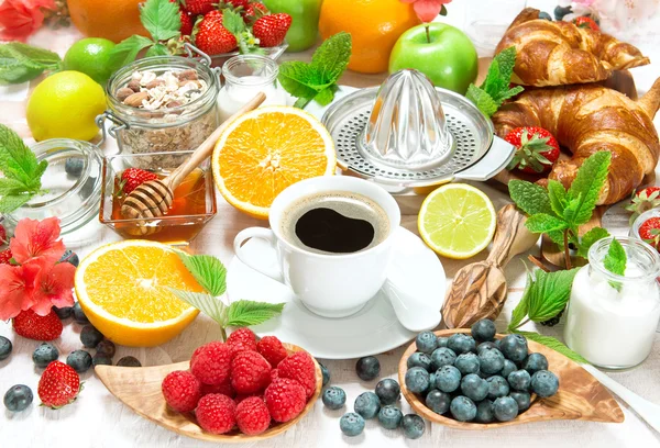 Desayuno con café, croissants y frutas. Alimento saludable — Foto de Stock