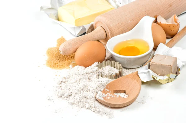 Élelmiszer-háttér. Sütés összetevők tojás, liszt, recept — Stock Fotó