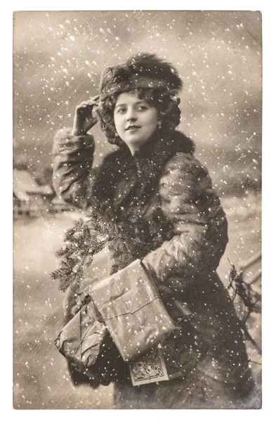 Mujer joven con árbol de Navidad y regalos. Imagen vintage —  Fotos de Stock