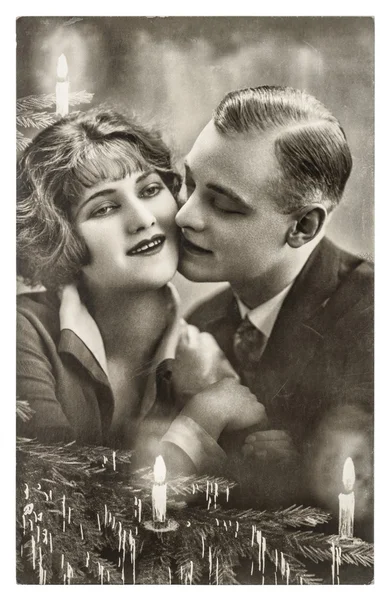 恋のクリスマス ツリーで有名な若いカップル — ストック写真