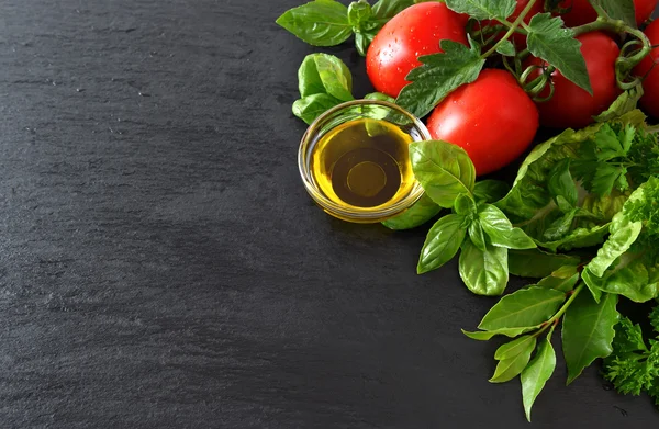 Tomates e folhas de manjericão frescas — Fotografia de Stock