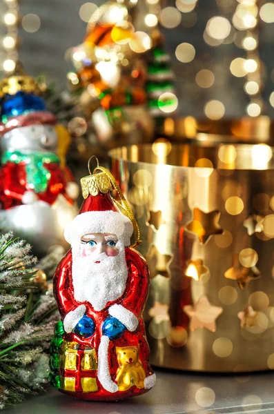 Adornos navideños con luces doradas brillantes —  Fotos de Stock