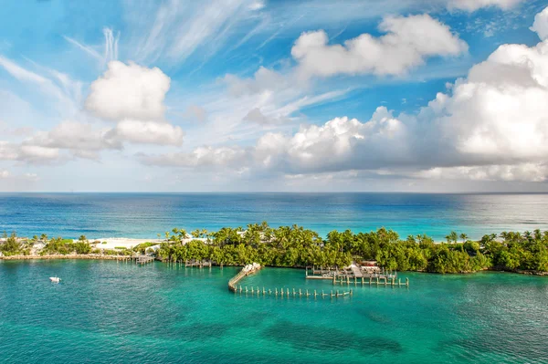 Mar y cielo. Paisaje hermoso Bahamas — Foto de Stock