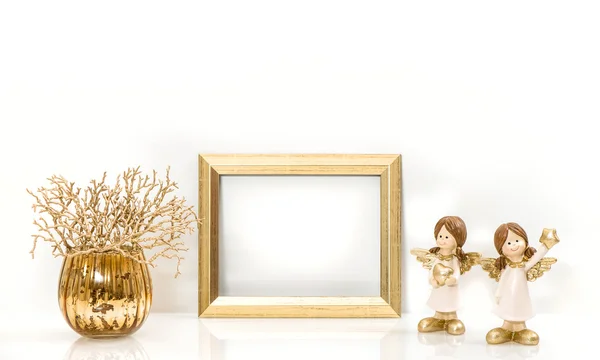Золотая рамка и рождественские украшения Angel — стоковое фото