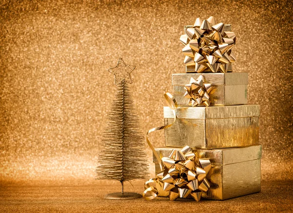 Árbol de Navidad dorado con cajas de regalo — Foto de Stock