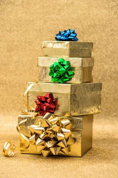 Caixas de presente dourado com laços de fita — Fotografia de Stock