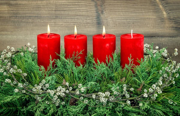 Tannenzweig mit brennenden Kerzen — Stockfoto