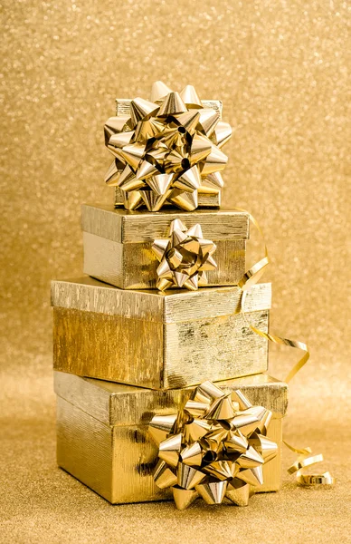 Cinta de caja de regalo sobre fondo dorado. Decoración de vacaciones —  Fotos de Stock