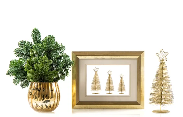 Gouden beeld met kerstboom takken — Stockfoto