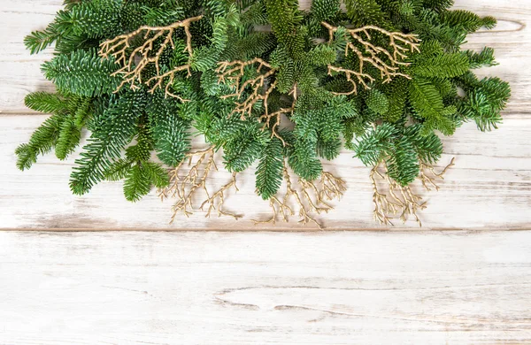 Ramas de árboles de Navidad con decoraciones doradas. Vacaciones de invierno —  Fotos de Stock